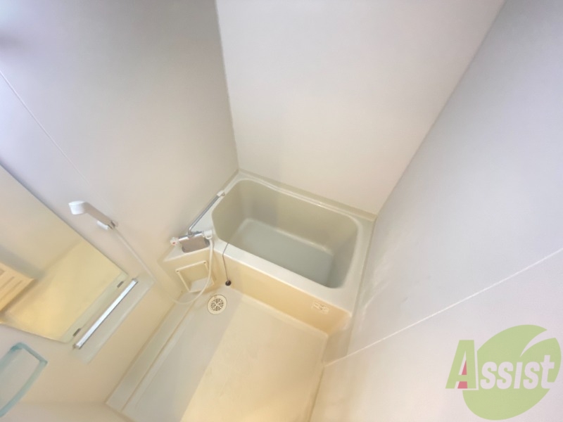 バス・シャワールーム　真っ白いトイレに鏡付き♪一人で十分なくらいの広さです！！