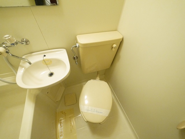 トイレ　落ち着いた色調のトイレです