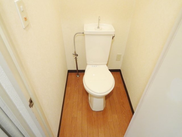 トイレ　同物件別号室の写真です。