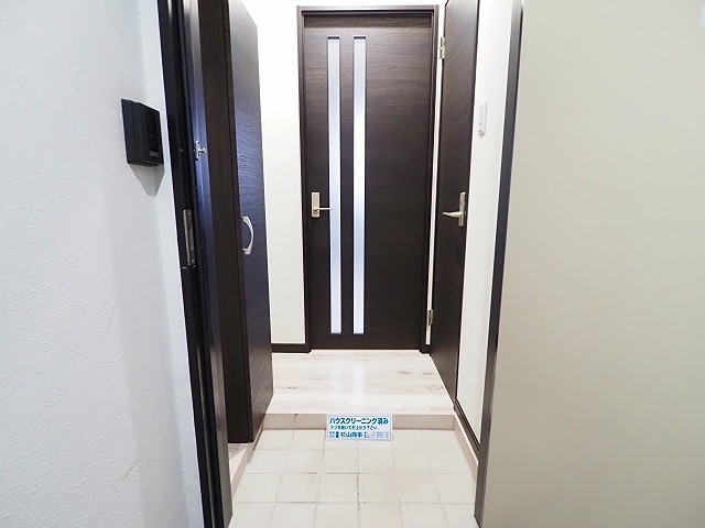 玄関　同間取り別部屋の写真です