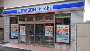 コンビニ　LAWSON+toks石川台駅前店（コンビニ）まで70m