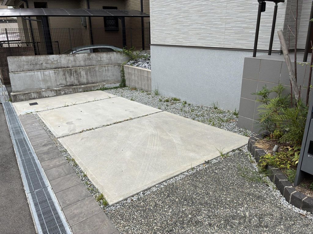 駐車場　庭