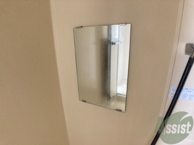 洗面設備　洗面台はありませんでした。お風呂場には鏡がありますよ。