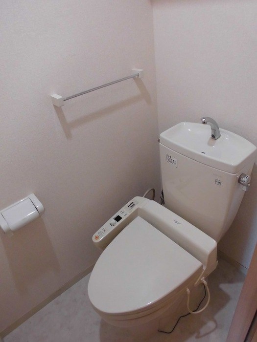 トイレ　温水洗浄便座付きのトイレです。