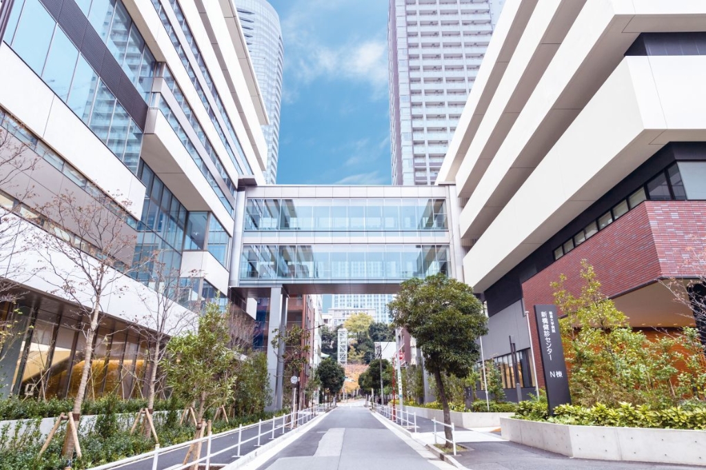 病院　東京慈恵会医科大学付属病院(本院)（病院）まで657m