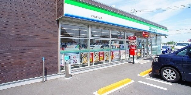 コンビニ　ファミリーマート（コンビニ）まで450m