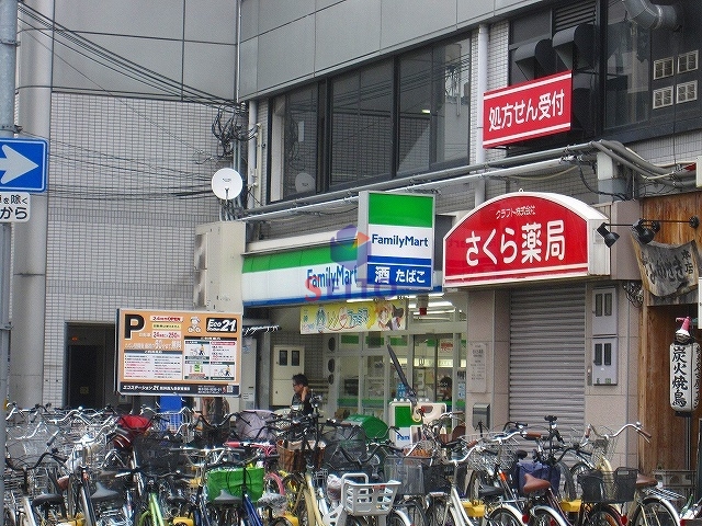コンビニ　ファミリーマート西九条駅北店（コンビニ）まで358m