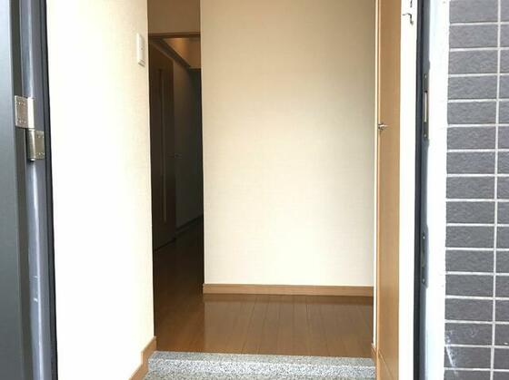 玄関　※別部屋参考写真