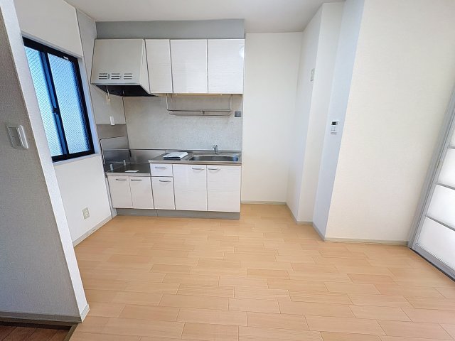 キッチン　掲載写真は同型モデルを掲載しており実際のお部屋と仕様等が異な