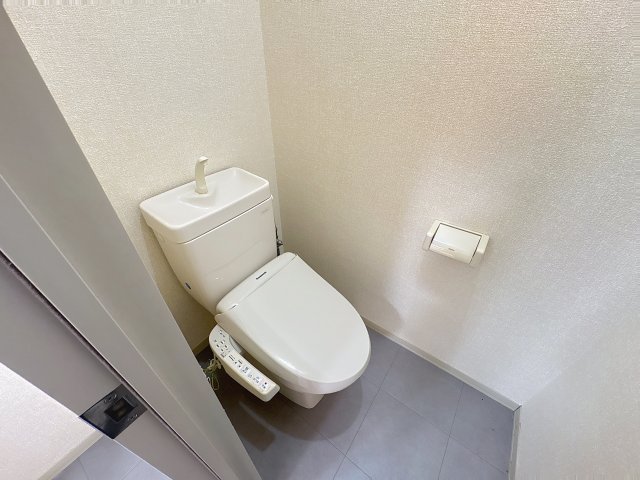 トイレ　掲載写真は同型モデルを掲載しており実際のお部屋と仕様等が異な