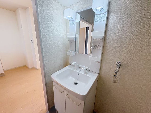 洗面設備　掲載写真は同型モデルを掲載しており実際のお部屋と仕様等が異な