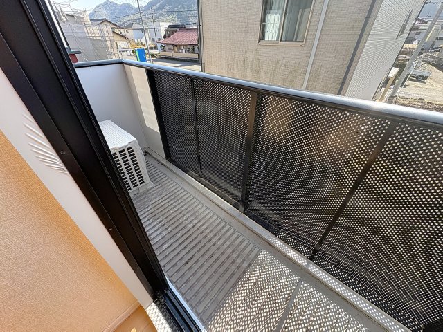 バルコニー　掲載写真は同型モデルを掲載しており実際のお部屋と仕様等が異な