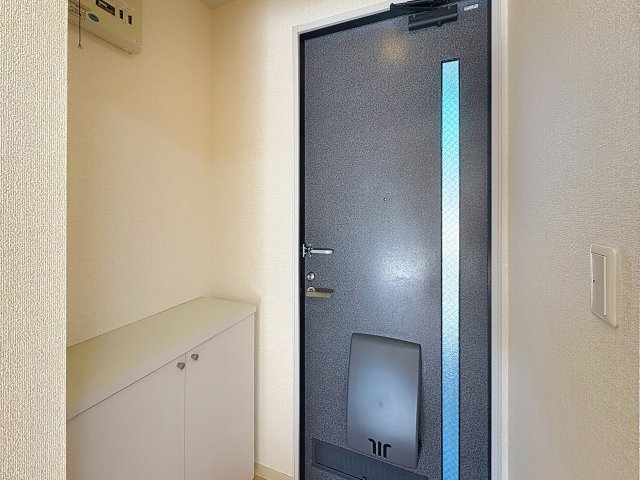 玄関　掲載写真は同型モデルを掲載しており実際のお部屋と仕様等が異な