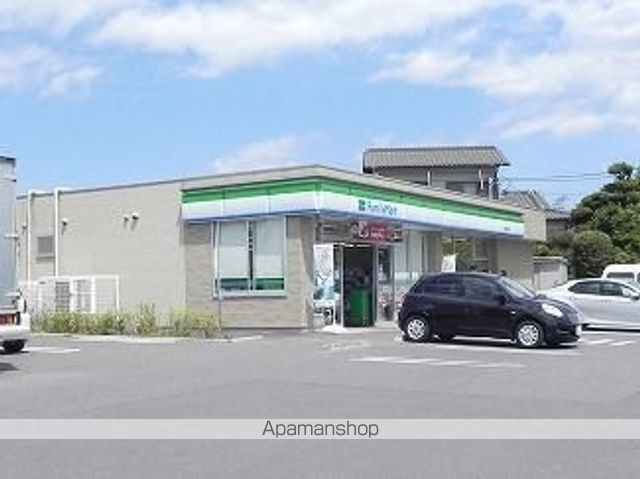 コンビニ　ファミリーマート（コンビニ）まで700m