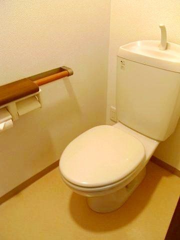 トイレ　手摺付きのトイレ