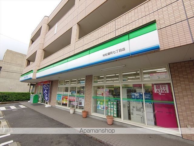 コンビニ　ファミリーマート（コンビニ）まで559m