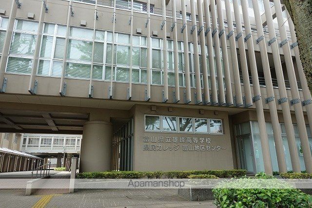 高校・高専　富山県立雄峰高校職員室専攻科（高校・高専）まで816m