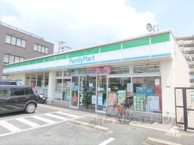 コンビニ　ファミリーマートトヨタくずは牧（コンビニ）まで300m