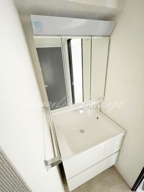 洗面設備　明るい洗面所です