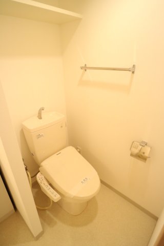 トイレ　落ち着いた色調のトイレです