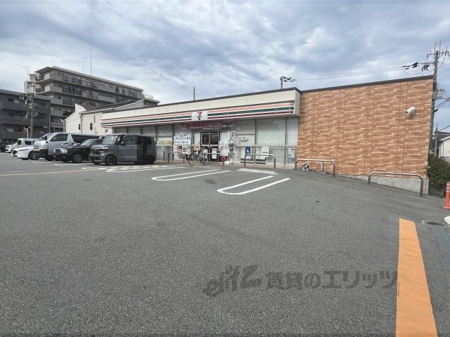 コンビニ　セブンイレブン伊丹南本町七丁目（コンビニ）まで110m