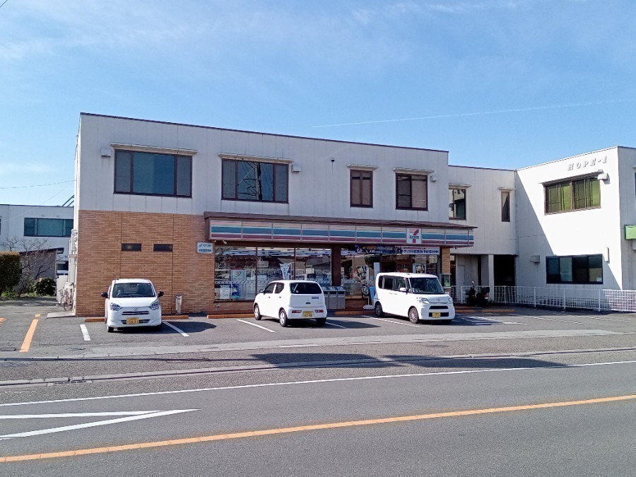 コンビニ　セブンイレブン甲府国母店（コンビニ）まで572m