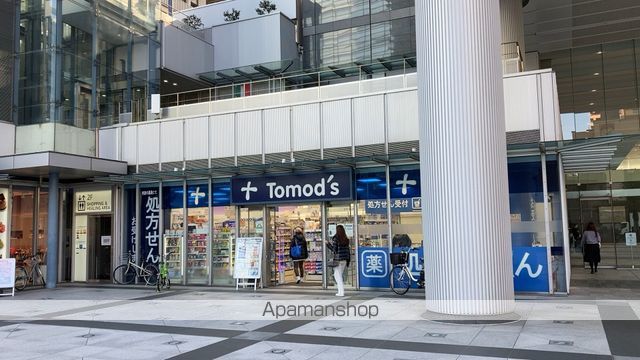 ドラックストア　トモズ トルナーレ浜町店（ドラッグストア）まで298m