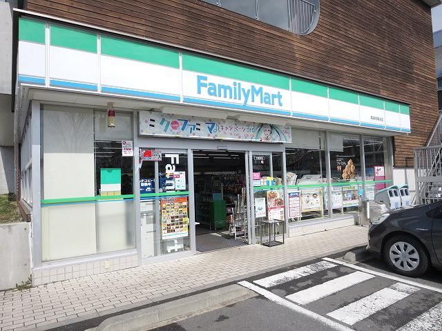コンビニ　ファミリーマート（コンビニ）まで950m
