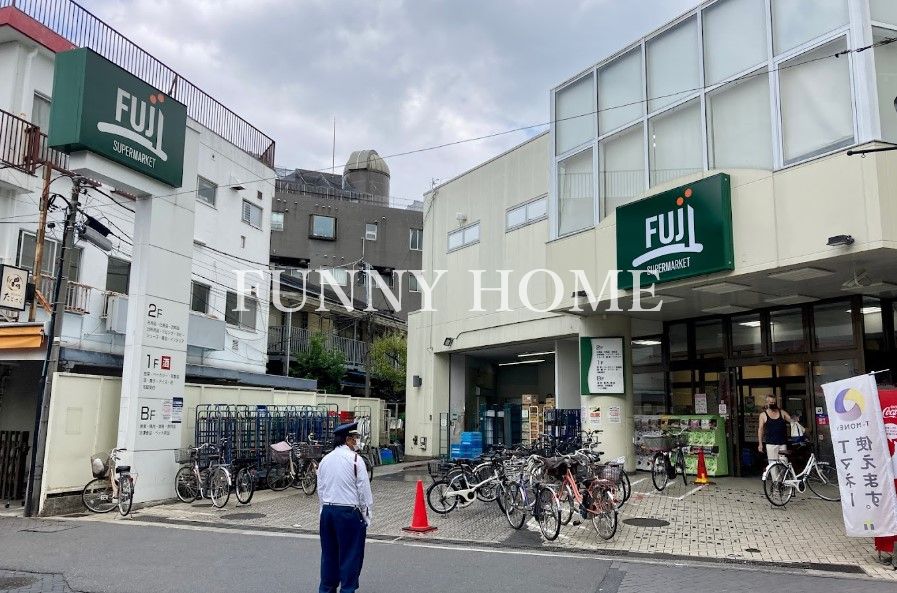 スーパー　SUPER MARKET FUJI(スーパー マーケット フ（スーパー）まで596m