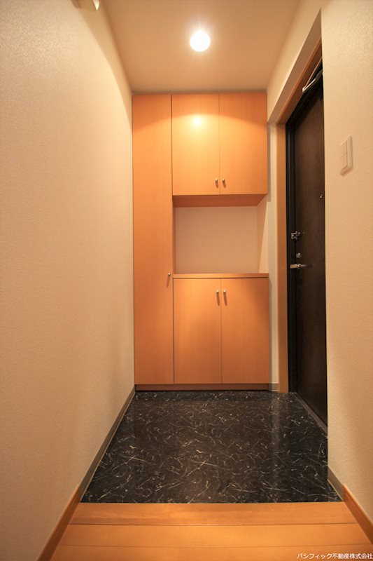 玄関　写真は別部屋、現状優先