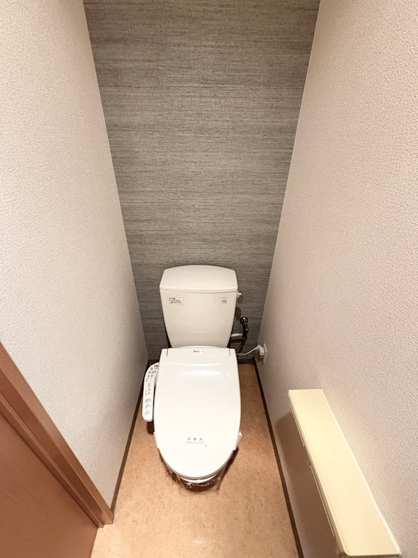 トイレ　※写真は別部屋。現状を優先致します。