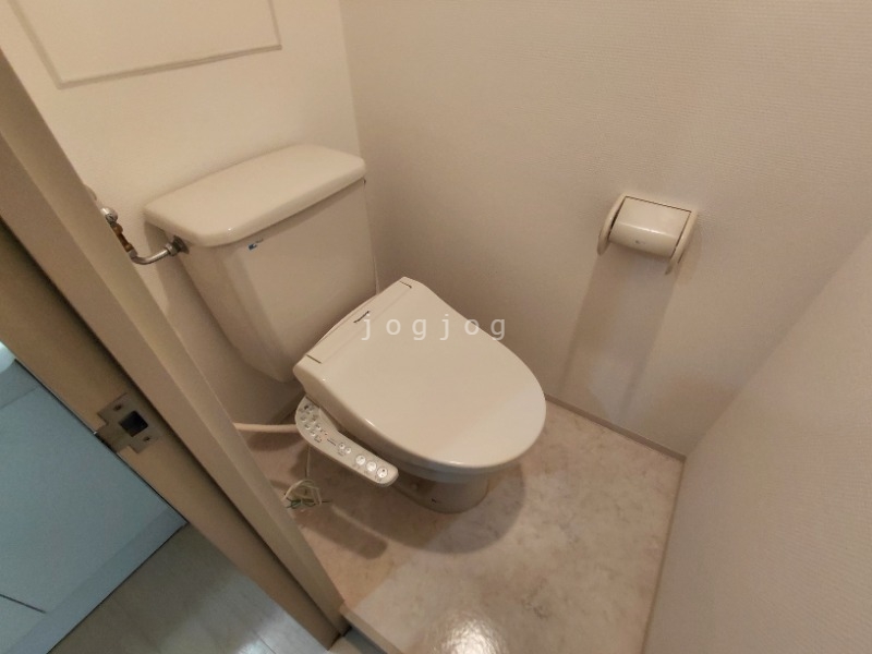 トイレ　嬉しい温水洗浄便座付きのトイレです。