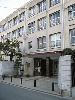 小学校　大阪市立桑津小学校（小学校）まで418m