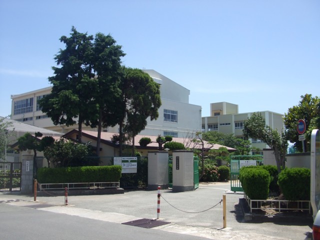 中学校　歌敷山中学校（中学校）まで681m