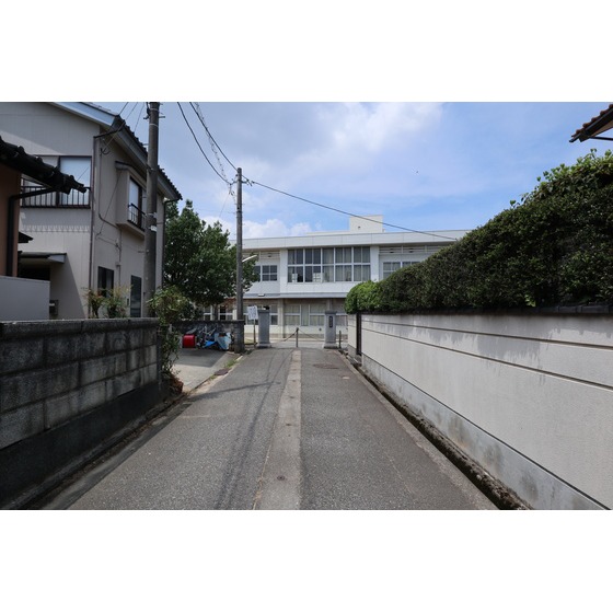 中学校　山室中学校（中学校）まで2400m