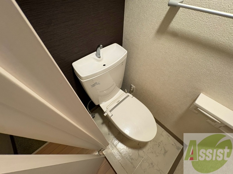 トイレ　トイレです。タオル掛けもついて便利ですね。
