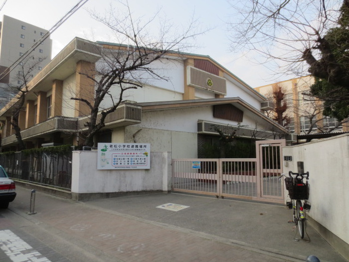 小学校　老松小学校（小学校）まで89m
