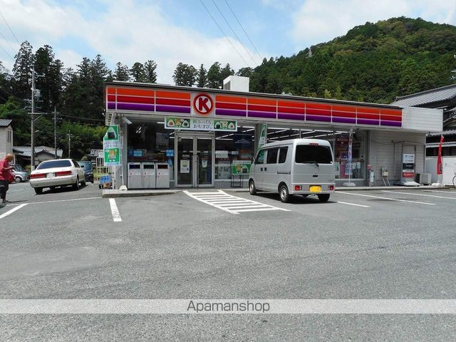 コンビニ　ファミリーマート（コンビニ）まで3325m