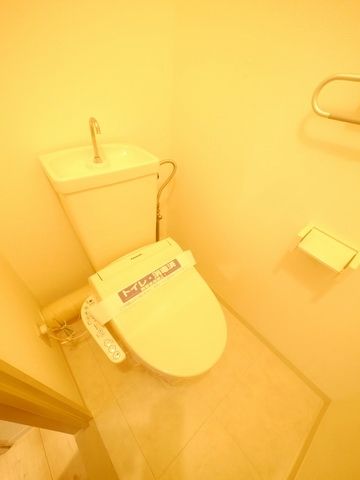 トイレ　同物件別部屋写真