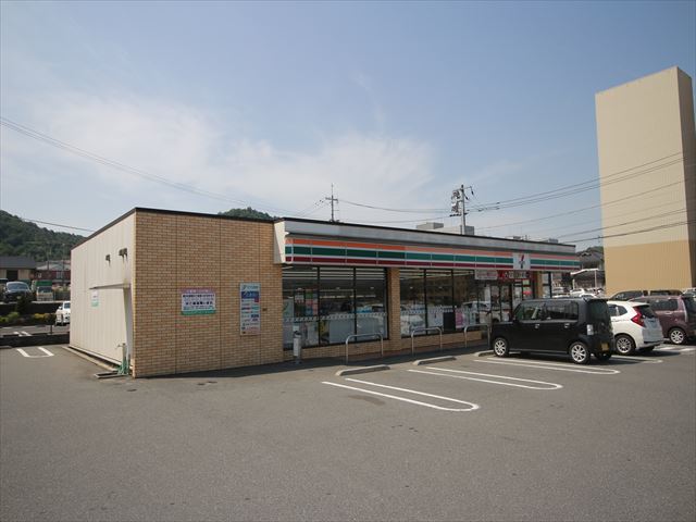 コンビニ　セブンイレブン東広島駅前店（コンビニ）まで498m