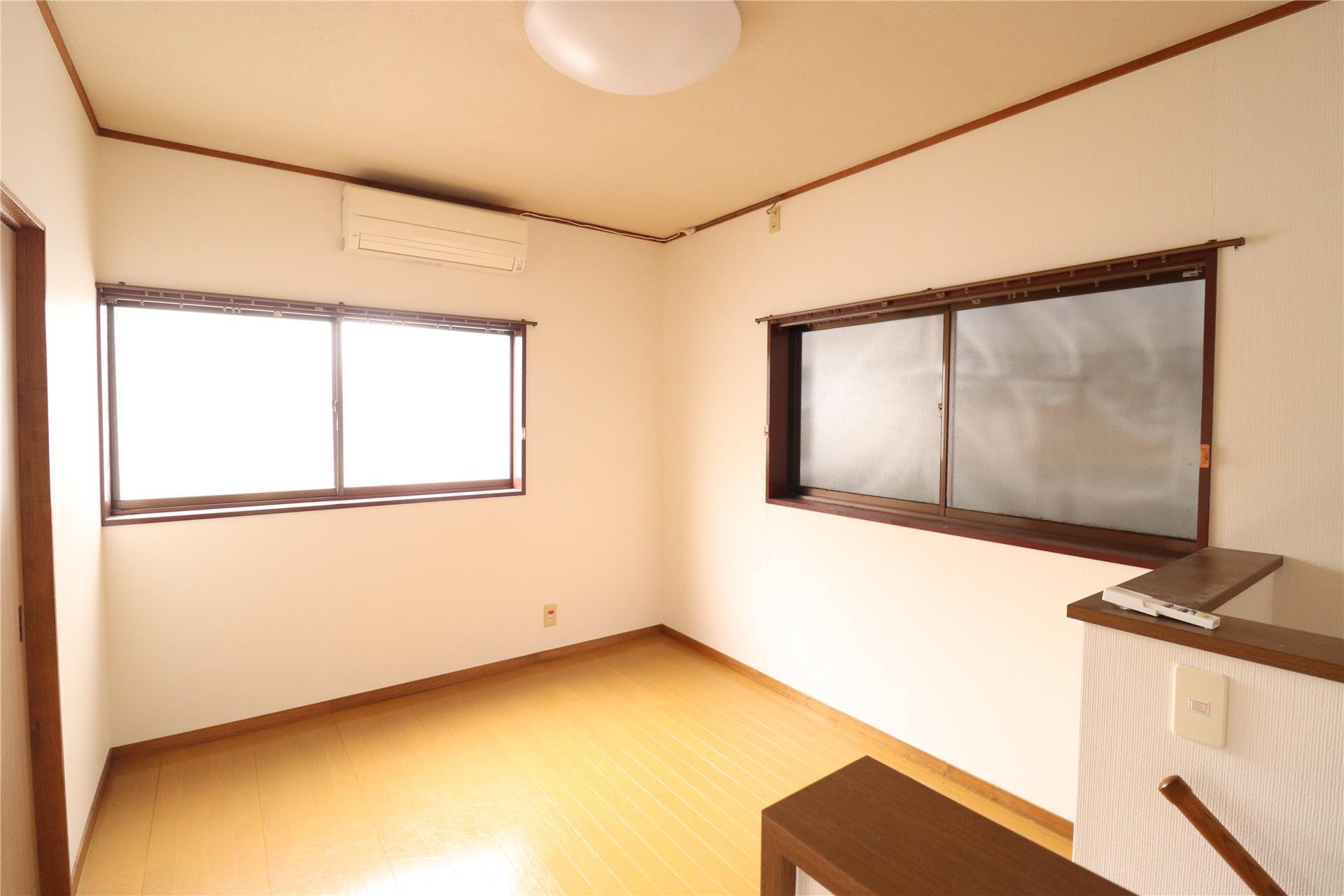 その他設備　2階踊り場部分も一部屋ほどの広さがあります。エアコンがついて