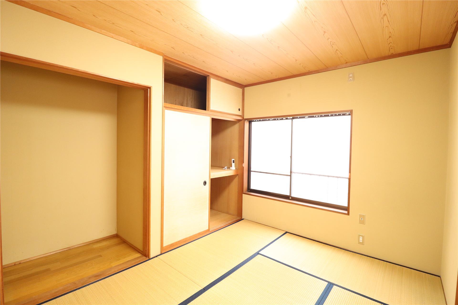 収納　1階和室6帖にも収納がついています。箪笥置き場もあります