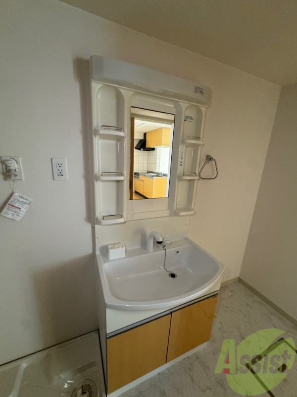 洗面設備　洗面所は独立しており、シャワー付きです。