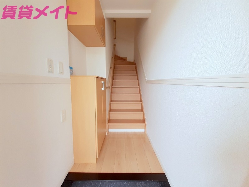 玄関　別部屋反転写真です