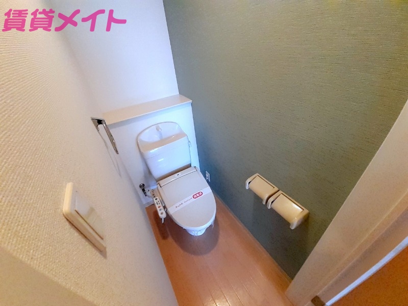 トイレ　別部屋反転写真です