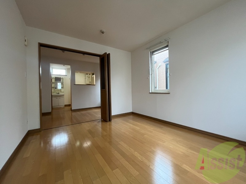 その他部屋・スペース　こちらのお部屋は光が差し込む、温かみのあるお部屋です。
