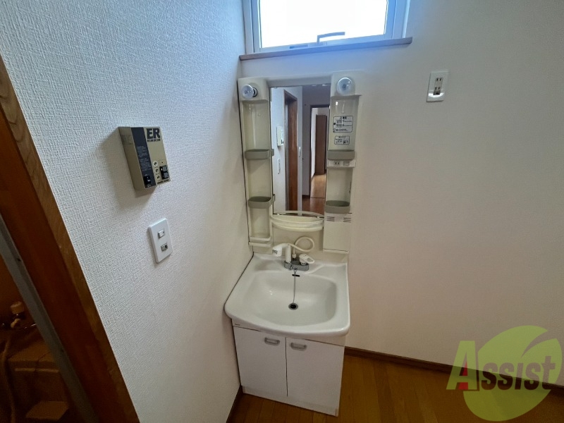 洗面設備　独立洗面台です。大きくてよいですね。シャンプーもできます！