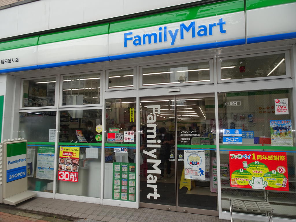 コンビニ　ファミリーマート（コンビニ）まで70m