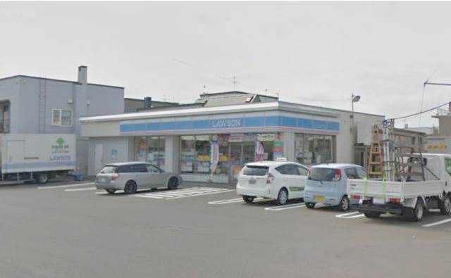 コンビニ　ローソン札幌八軒7条店（コンビニ）まで186m