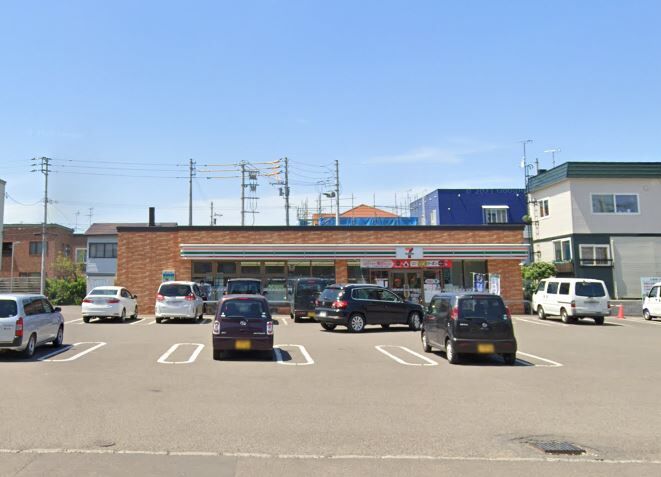 コンビニ　セブンイレブン札幌八軒8条店（コンビニ）まで665m